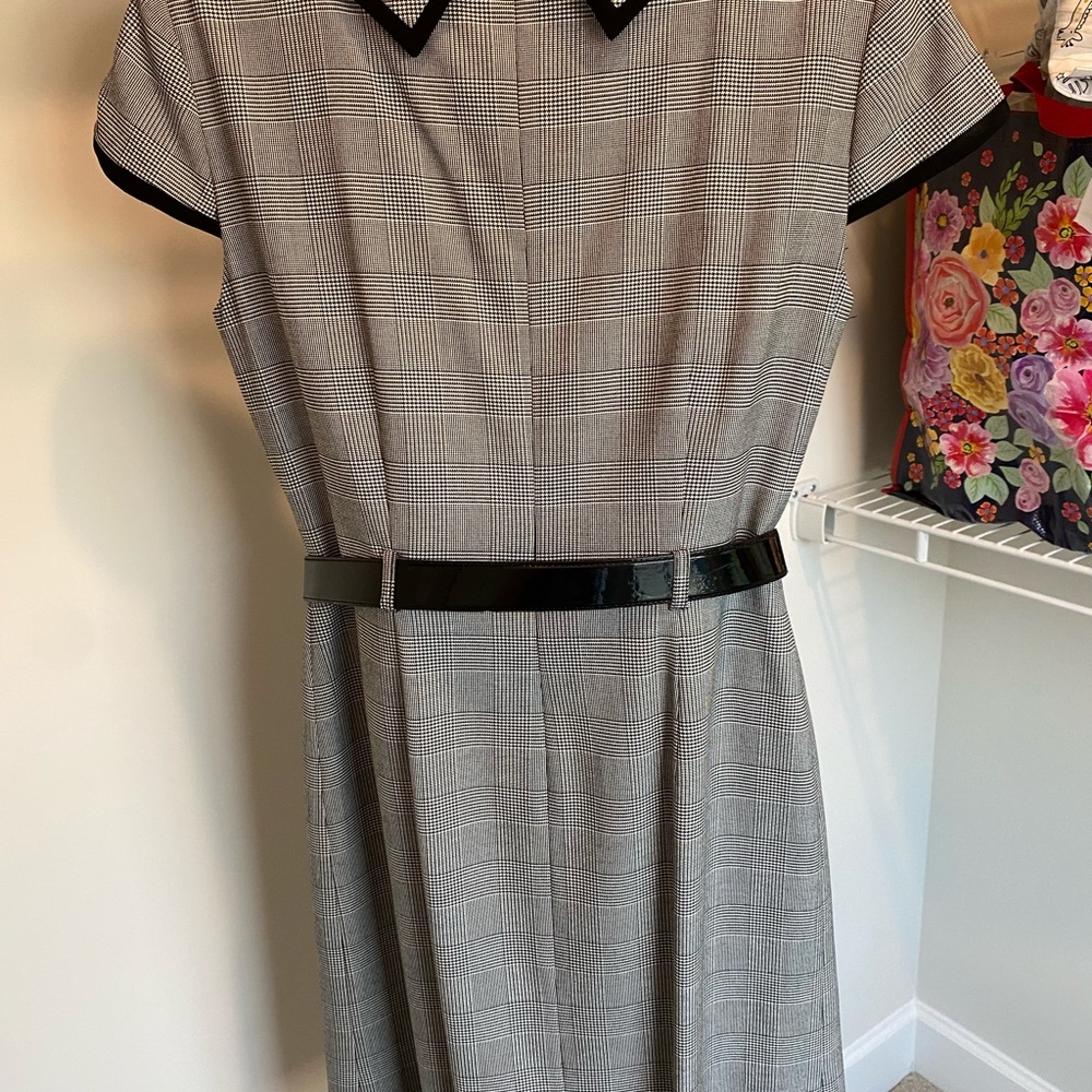 Tahari dress, perfect for work or event - Picture 3 of 4